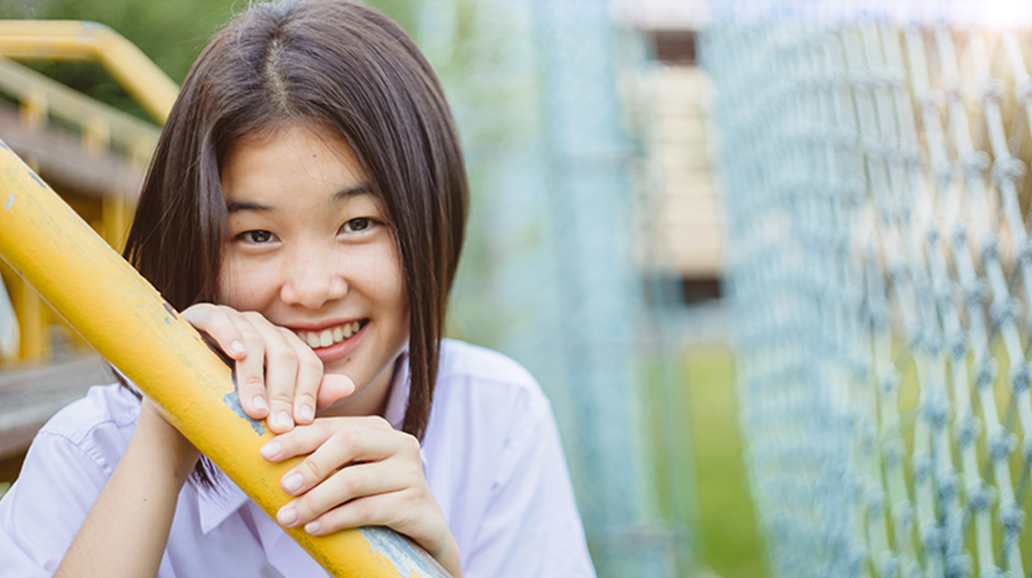 微笑む女子高生