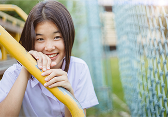 微笑む女子高生